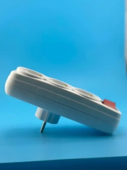 Тройник для розетки электрический с выключателем на 3 гнезда, Разветвитель в розетку 220 плоский с заземлением белый 16А