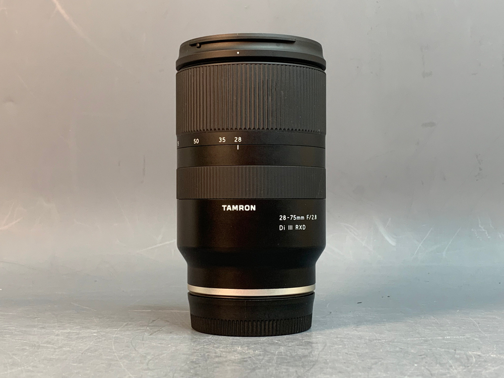 Tamron 28-75mm 2.8 Di III RXD Sony E царапка на передней линзе