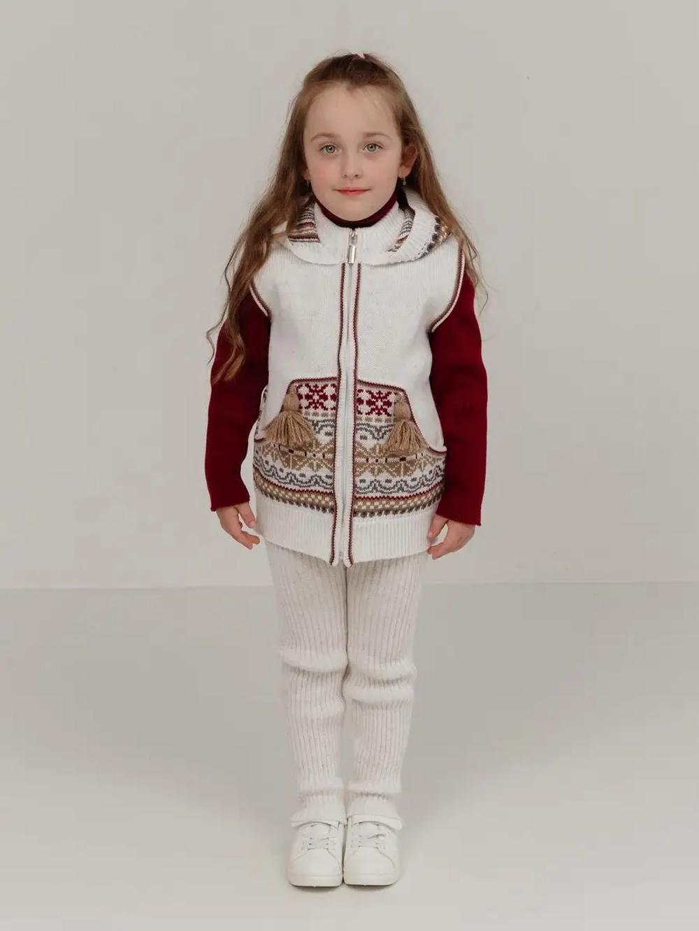 Жилетка вязаная с капюшоном