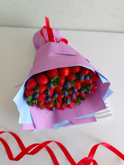 Ягодный букет из клубники и голубики