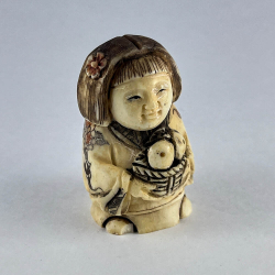 Статуэтка нэцкэ Девушка с корзиной фруктов