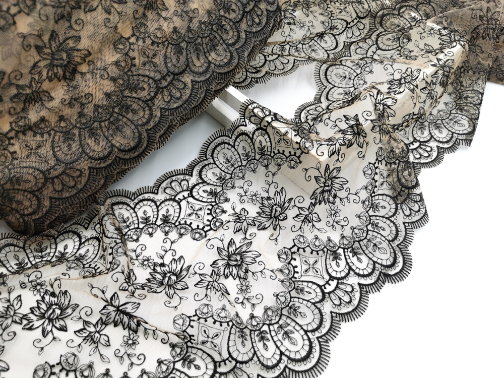 Вышивка на сетке, 22 см, черные узоры на телесном фоне (Артикул: VS-2037), м