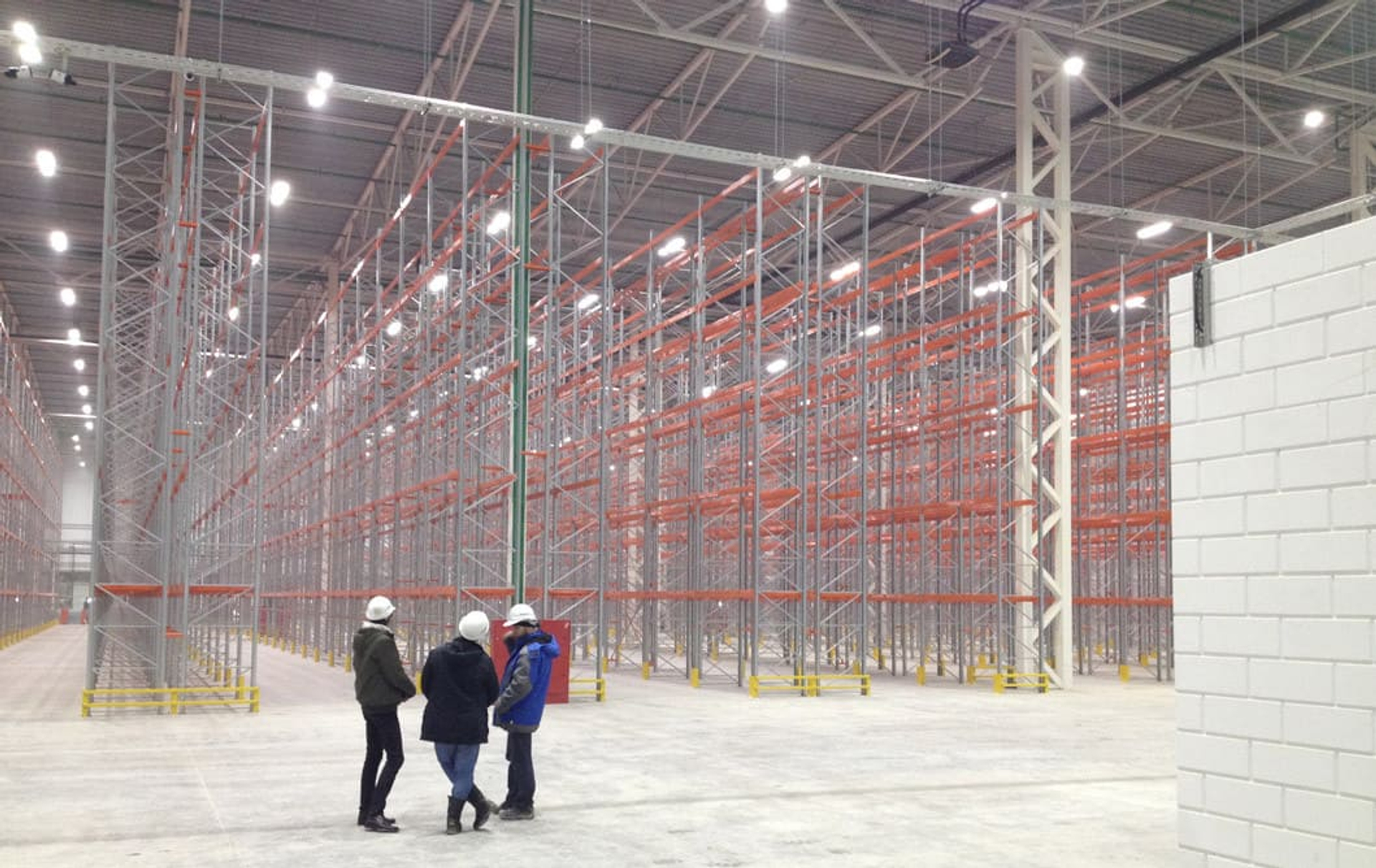 светильник для промышленных зданий. освещение для ангаров и складов. светильник для склада. освещение промышленных помещений. реконцепция торгового центра в складской объект light industrial.