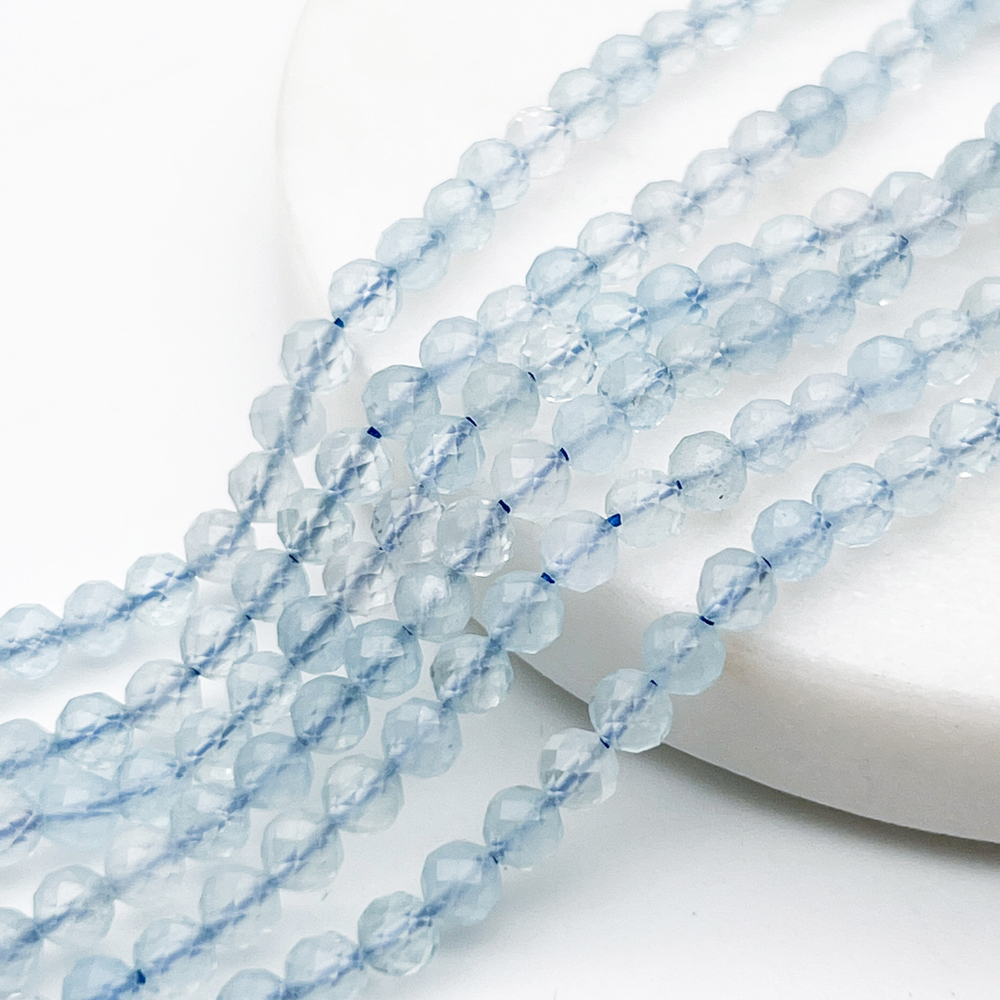 Аквамарин граненый бусины, диаметр около 4,2-4,4 мм, цена за отрезок 19 см (1/2 нити)