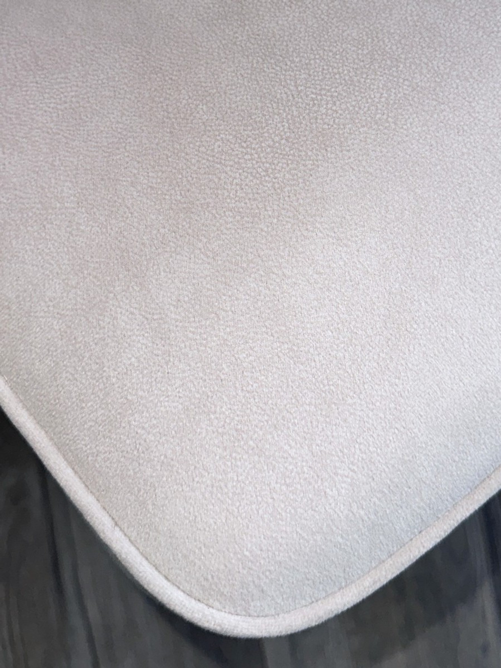 Стул М-City DISAUR Рикард (Rikard) поворотный на 360 градусов, Кремовый Riely-111, Present-120, Шенилл-Велюр, Латте каркас