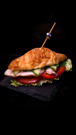 Сливочный круассан с курицей и овощами