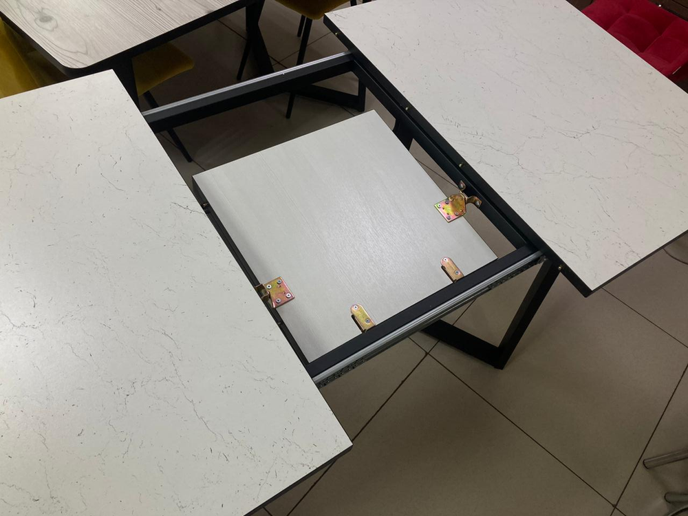 Стол разд пластик Миллер бабочка К-т ног №5 черный Царг.пояс 930 черный Ст-ца мрамор марквина белый