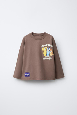 ZARA ФУТБОЛКА С РЕЛЬЕФНЫМ ПРИНТОМ BLUEY © LUDO STUDIO, КОРИЧНЕВЫЙ