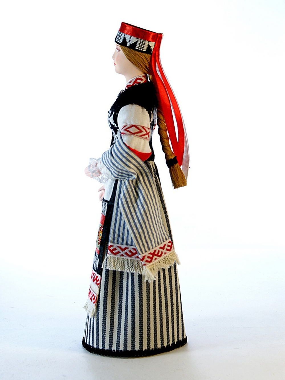 Кукла фарфоровая Литовка в национальном костюме
