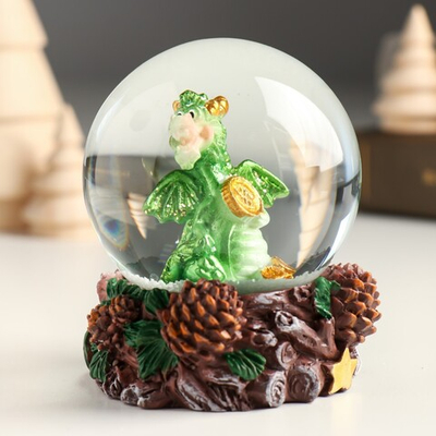 Сувенир полистоун водяной шар "Зелёный дракон на пенёчке с шишками"  7,3х7х8,5 см