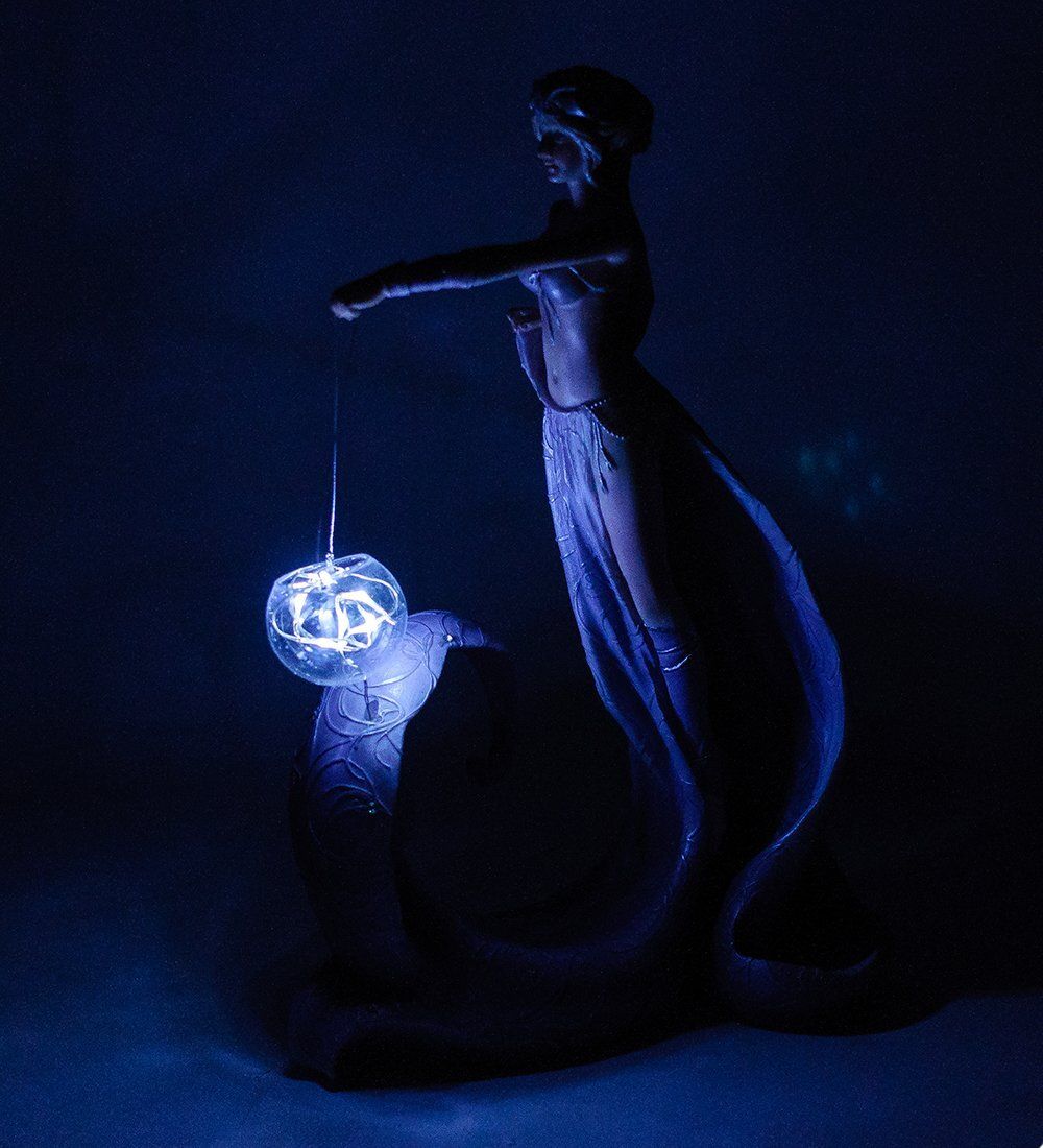 Veronese WS-250 Статуэтка с подсветкой «Небесная кудесница» (Рене Биртемфил)