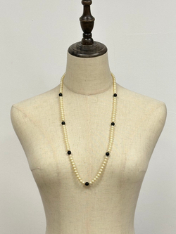 «Жемчужные» бусы с чёрными вставками