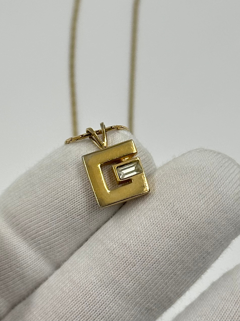 Кулон-лого Givenchy