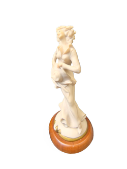 Статуэтка "Девушка с шляпой" Capodimonte