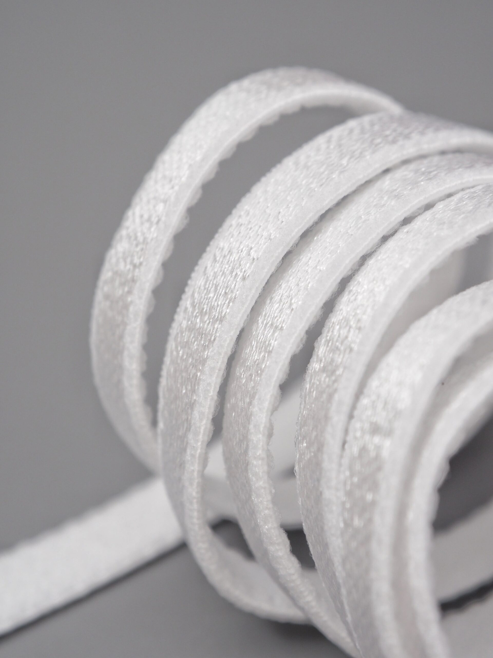 Резинка бретелечная холодная белая глянцевая ширина 6 мм