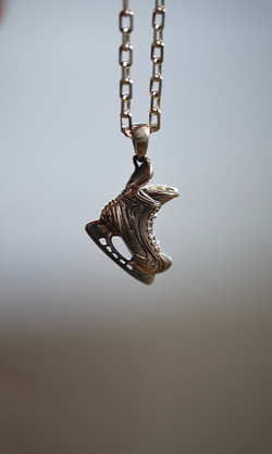 Кулон на цепочке "Хоккейный конёк победителя" (размер L)