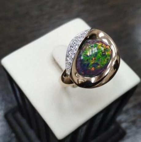 Кольцо из золота с опалами