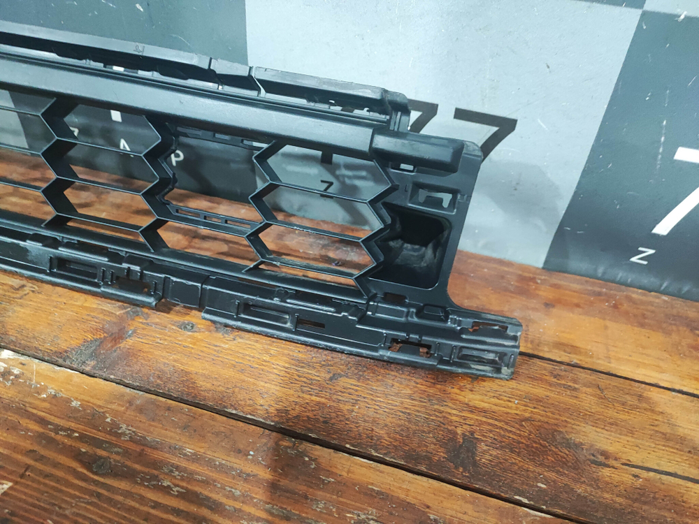 Решетка переднего бампера Skoda Karoq 17-нв Б/У Оригинал 57A853677A