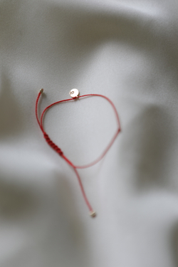 браслет «мятый лист» из желтого золота на красной нити