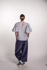 Блузка с рукавами-фонариками и капелькой на спине, синие цветочки на Айвори