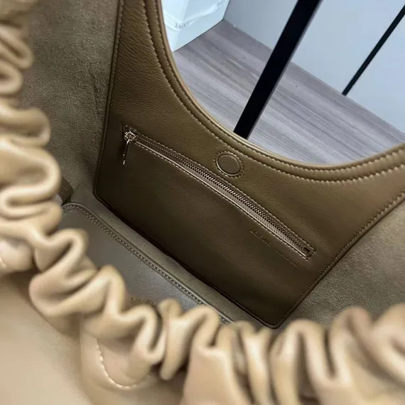Сумка Loewe Squeeze среднего размера из кожи ягненка наппа коричневый