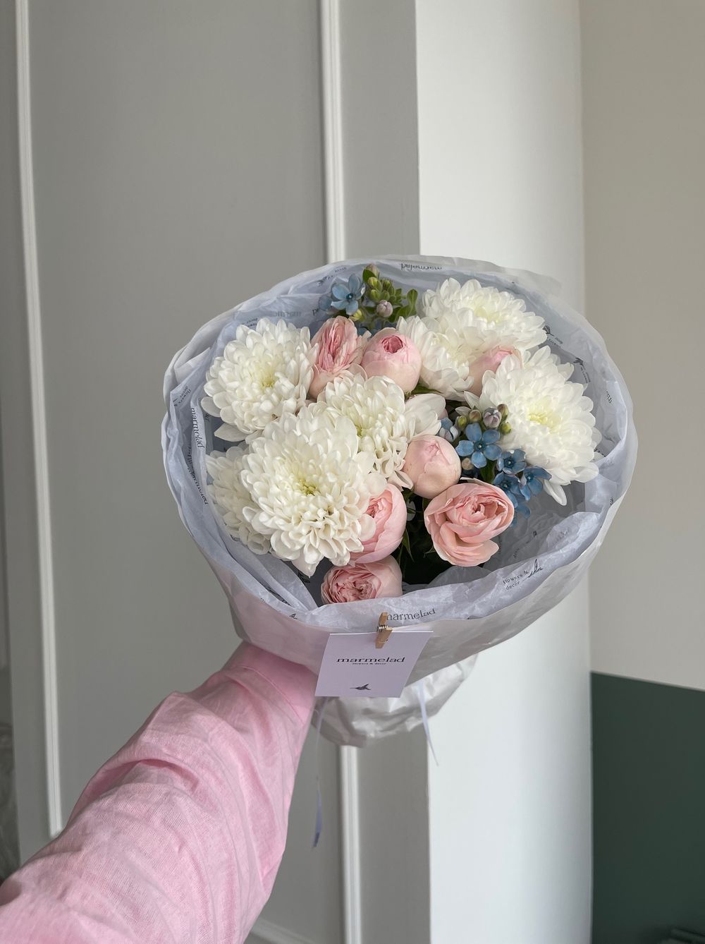 Сборный букет с голубыми незабудками