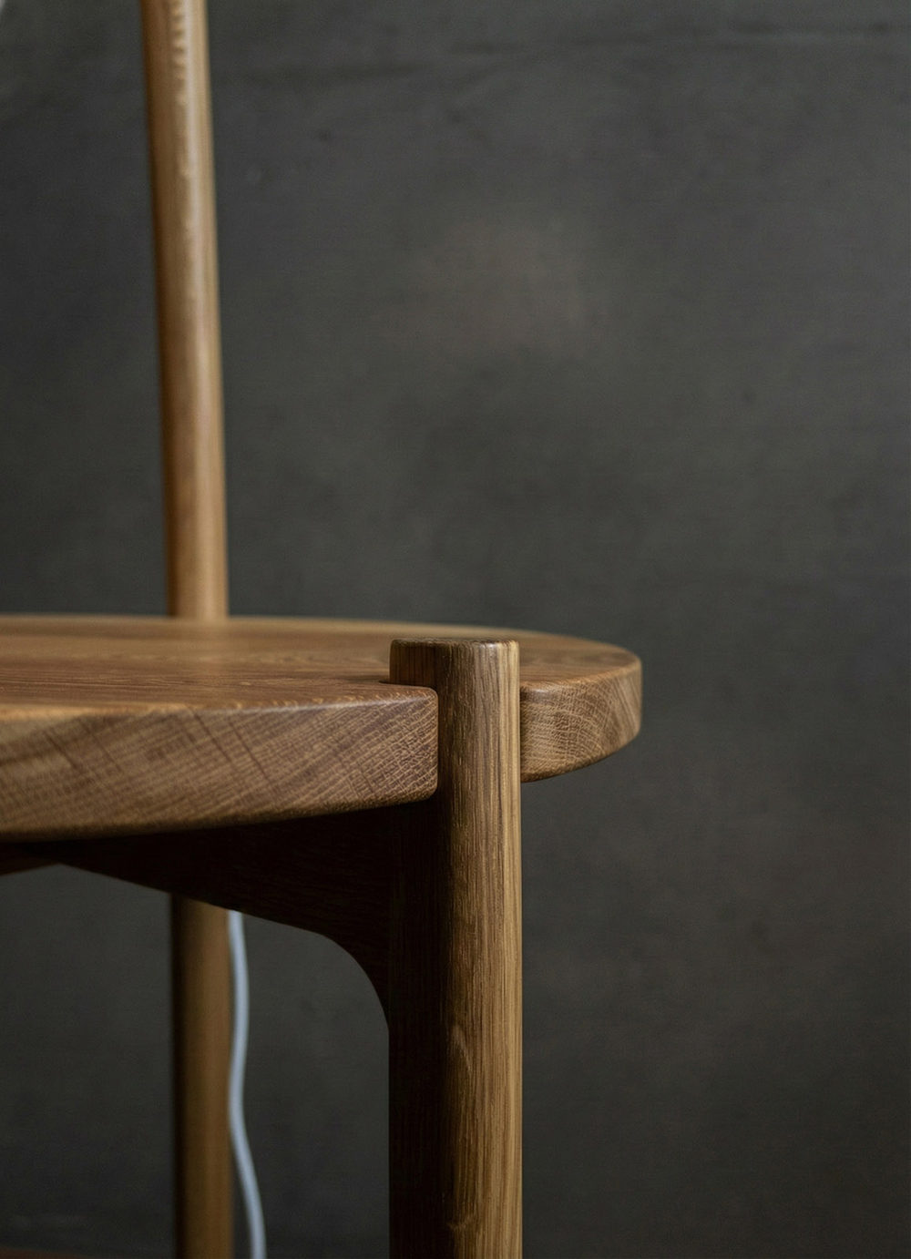 Детали основания из натурального дуба в эстетике Wabi-Sabi