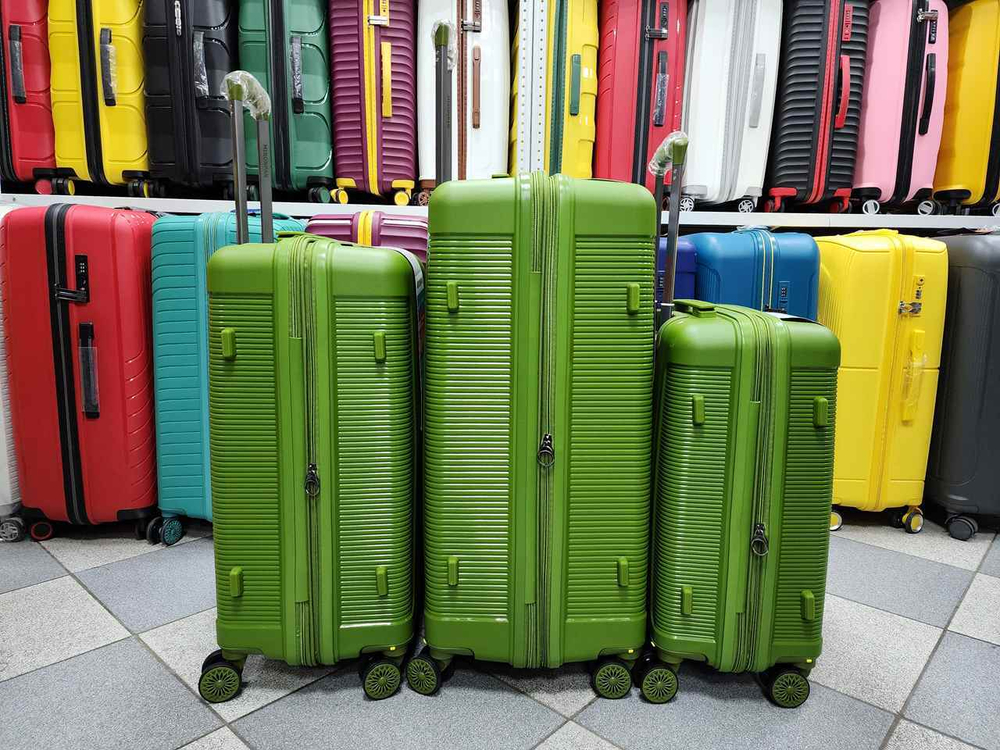 Чемодан Средний (М) полипропилен "Mironpan" съёмные колёса