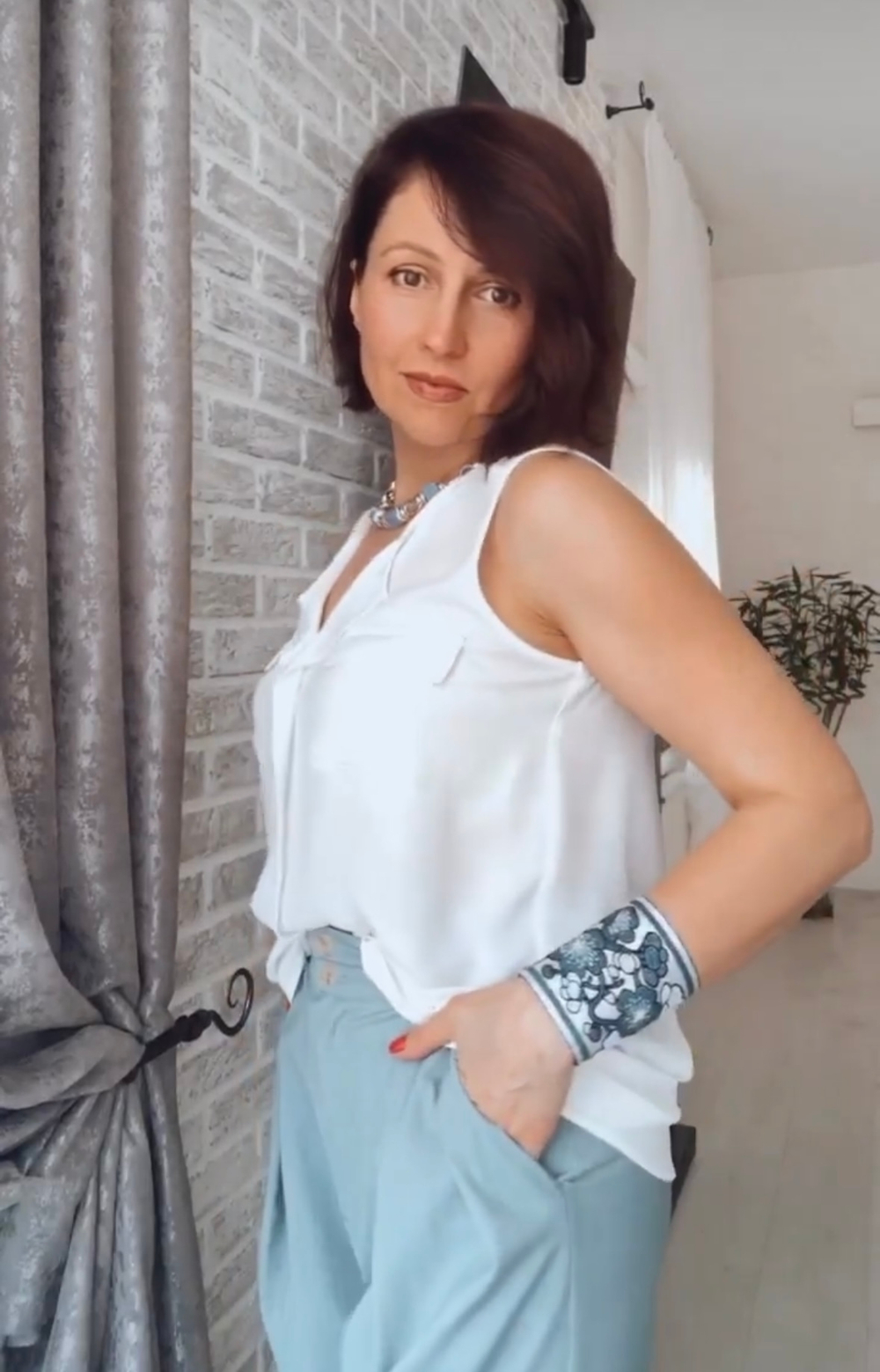 Браслеты-манжеты синие и голубые цветы на светло-сером фоне, Италия