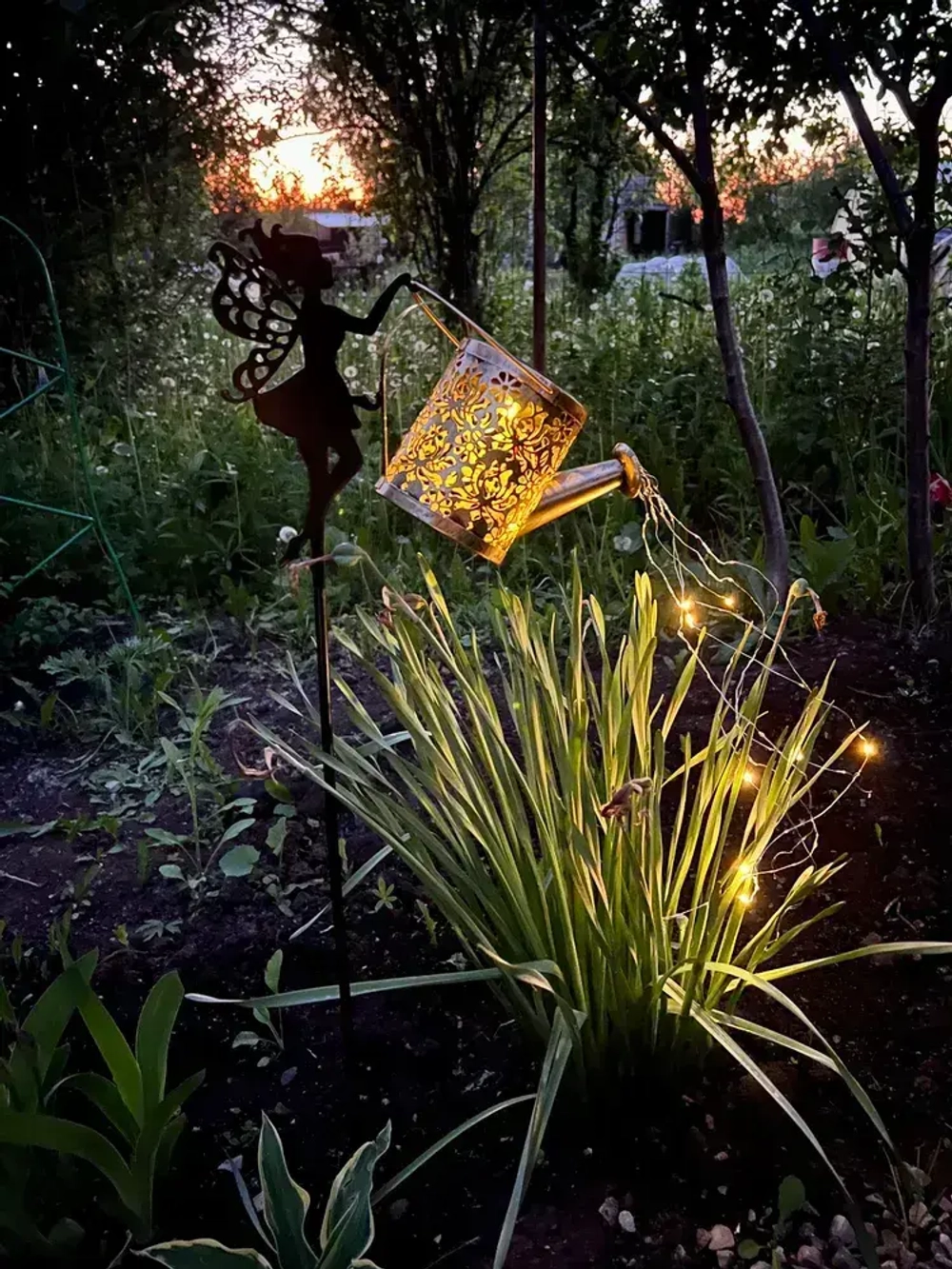 Уличные садовый светильник на солнечной батарее девочка "Лейка"