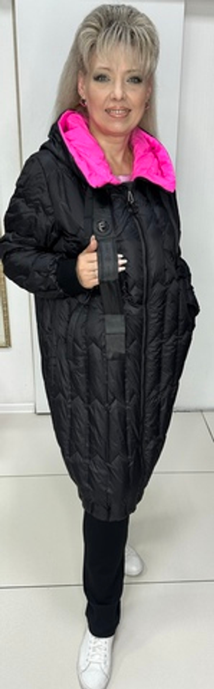 Черное зимнее пальто на пуху с отделкой фуксия