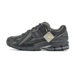 alt="New Balance 1906R Phantom Black M1906RLB черный вид сбоку на белом фоне"