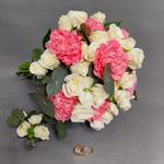 Букет невесты и бутоньерка из роз и диантусов