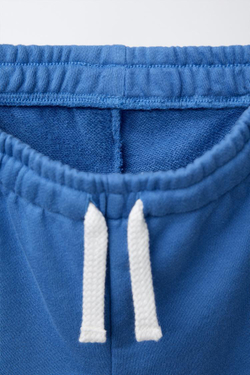 ZARA КОМПЛЕКТ ИЗ ФУТБОЛКИ И ШОРТОВ-БЕРМУДОВ С ПРИНТОМ MICKEY MOUSE ©, СИНИЙ