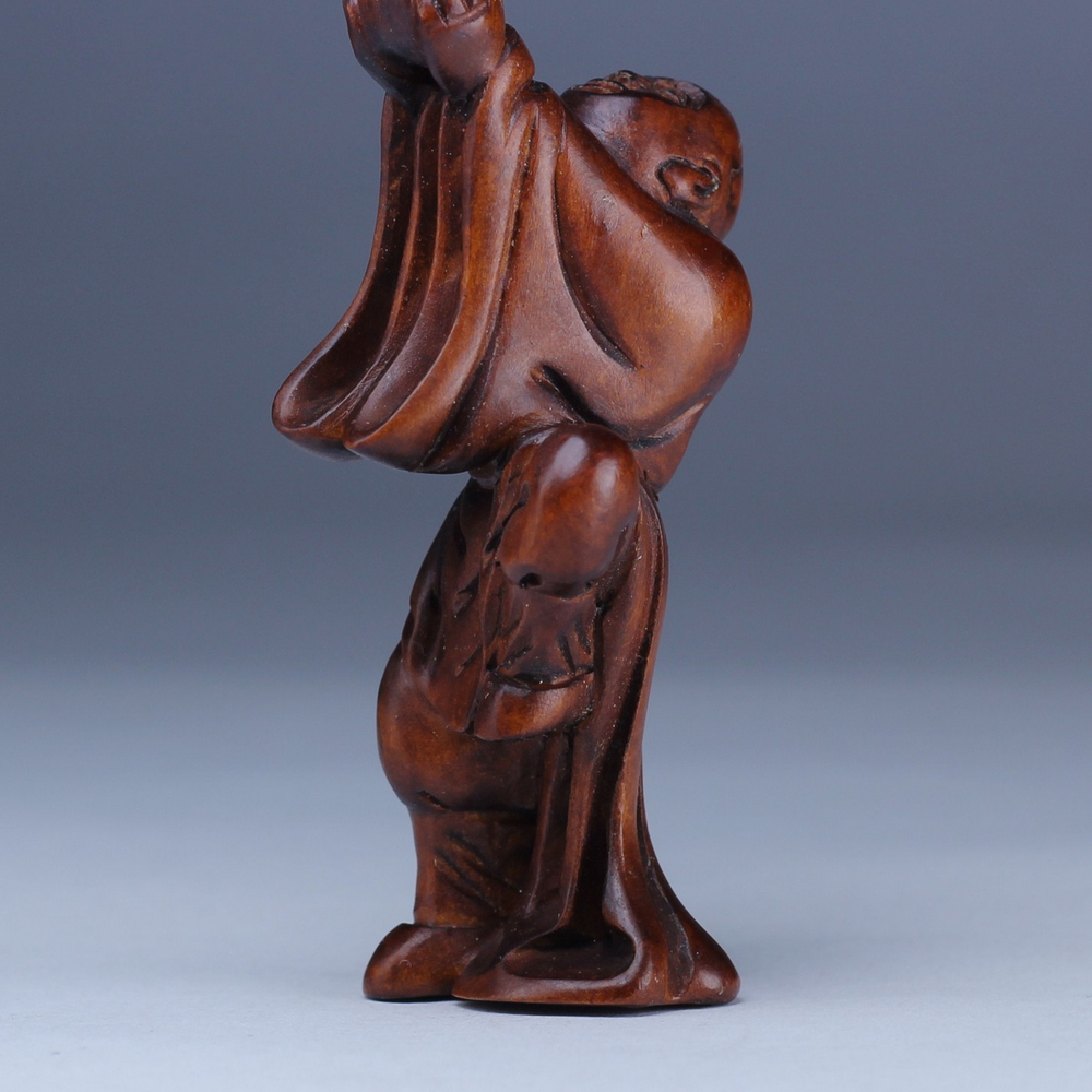 Нэцкэ Монах с чашей обращается к небесам