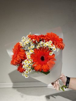 Яркий букет-кулек с оранжевой герберой (С0061)
