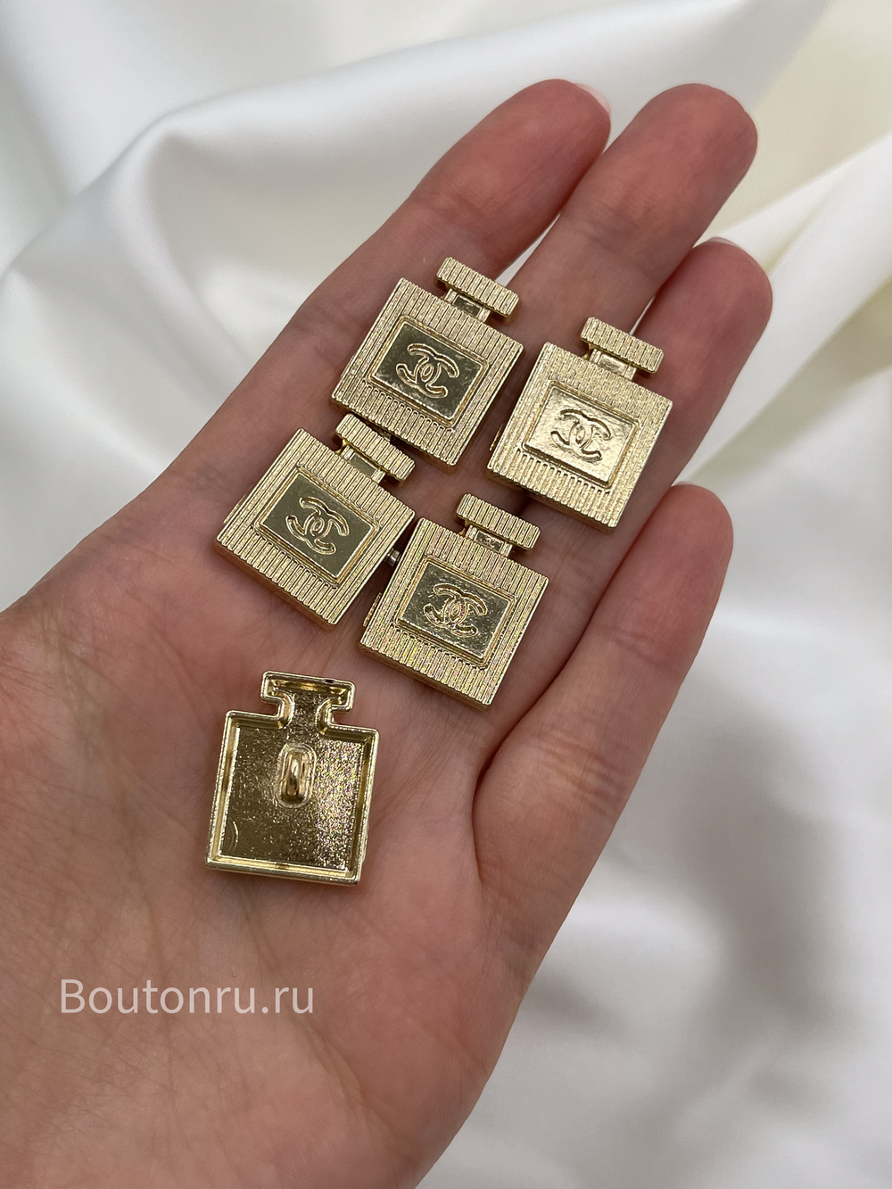 Пуговицы Шан. золотистые  в форме флакона 20мм