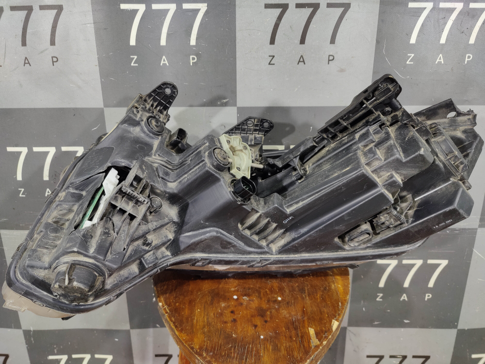 Фара правая LЕD Kia Carnival 4 (KA4) 20-нв Б/У Оригинал 92102R0200