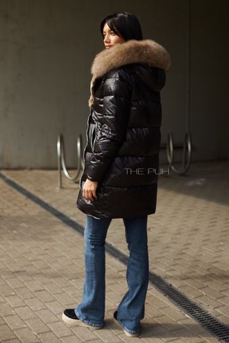 Удлиненный пуховик с декоративной молнией и капюшоном с мехом