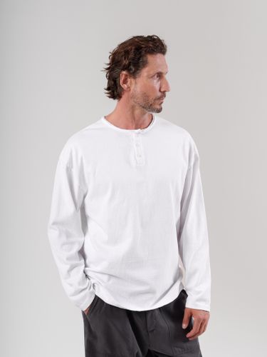 Белый лонгслив на пуговицах