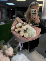 Гортензия с кустовыми розами