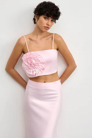 Топ с цветком из атласа нежно-розового цвета