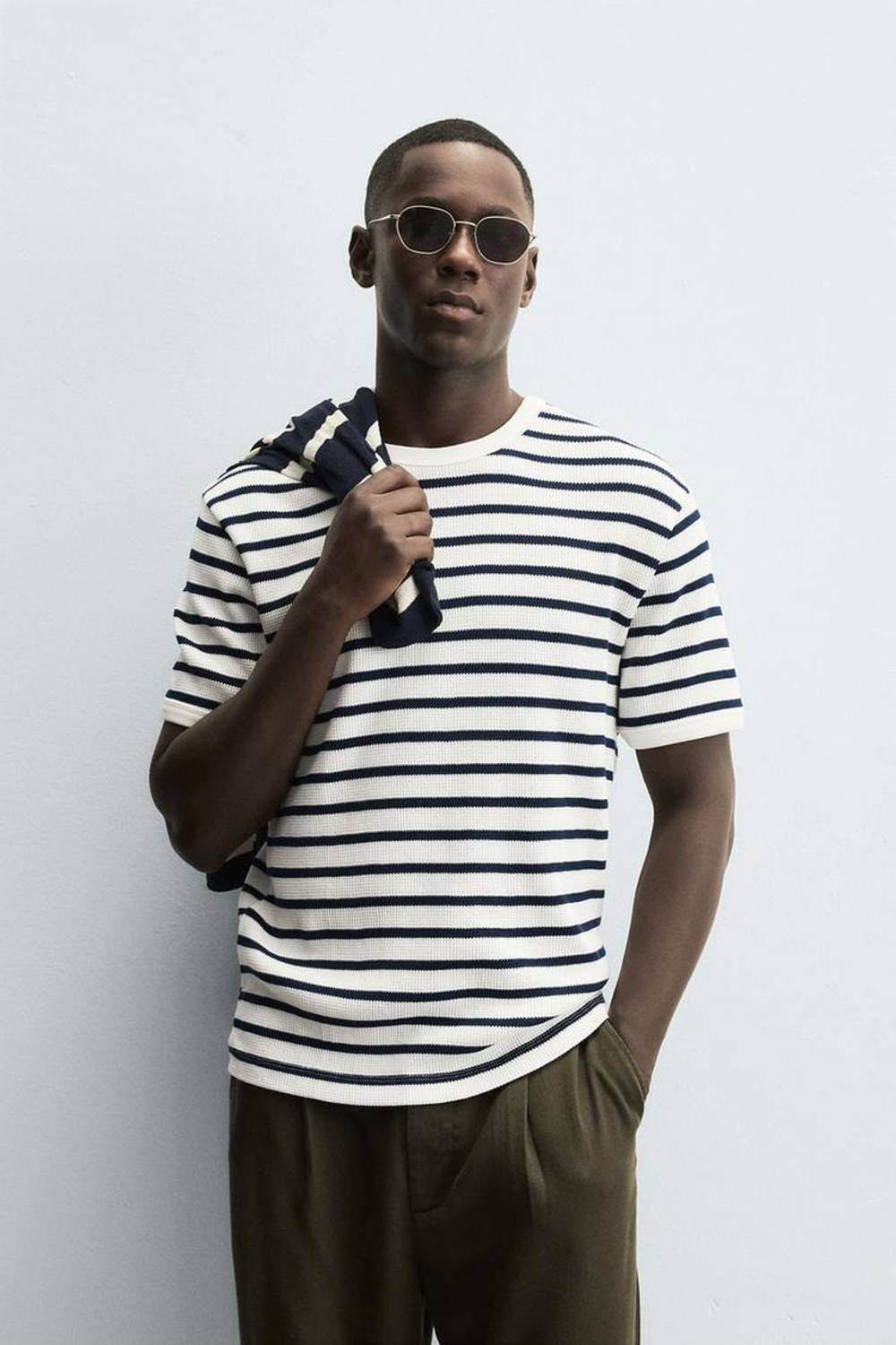 ZARA ФУТБОЛКА ИЗ РЕЛЬЕФНОЙ ТКАНИ ВАФЕЛЬНОГО ПЕРЕПЛЕТЕНИЯ, ЭКРЮ/ТЕМНО-СИНИЙ