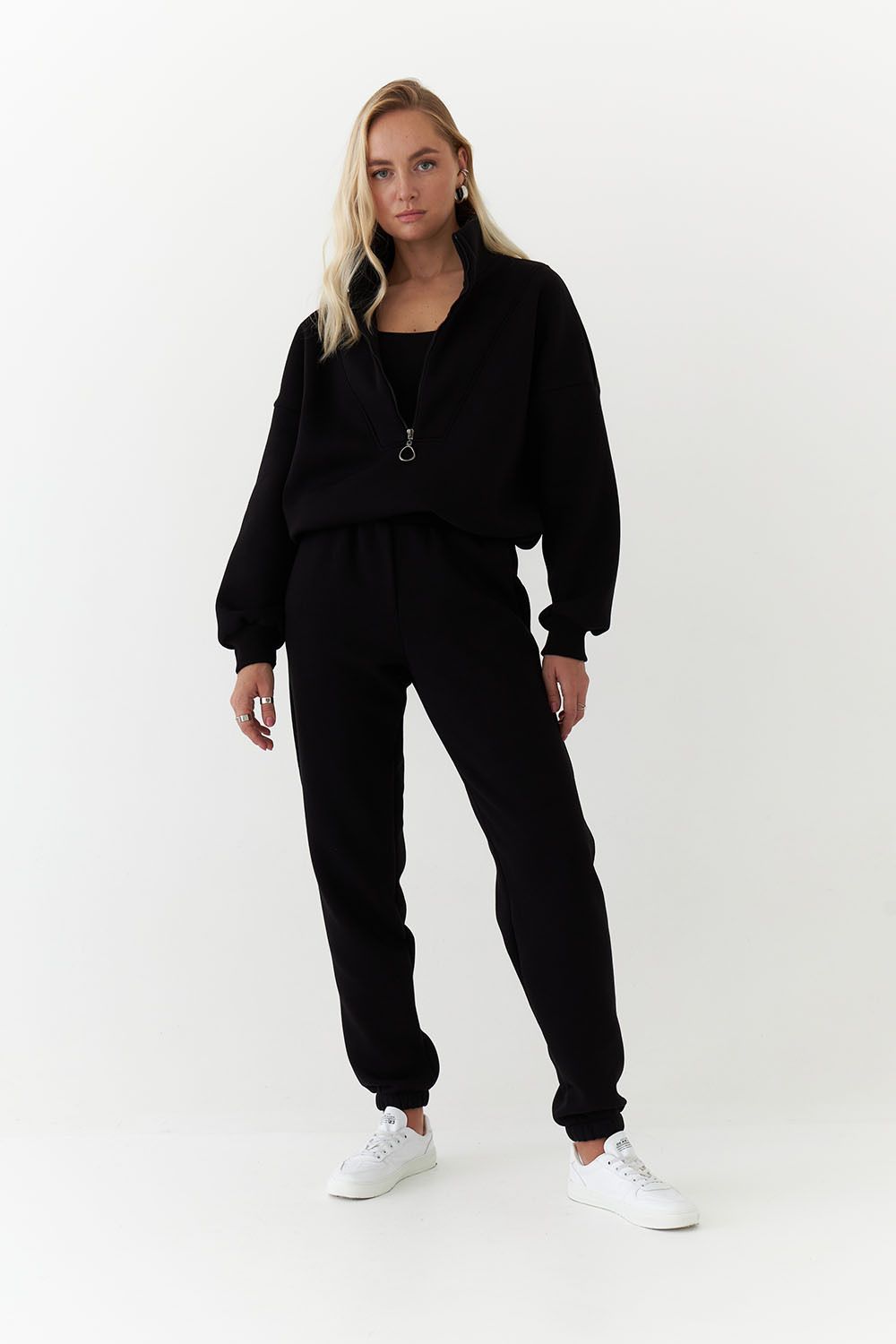 Утепленная олимпийка на молнии черного цвета