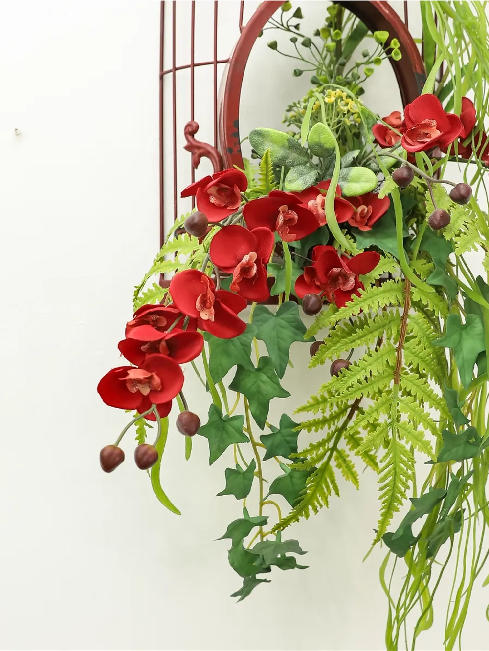 Композиция настенная с цветами в металлической клетке