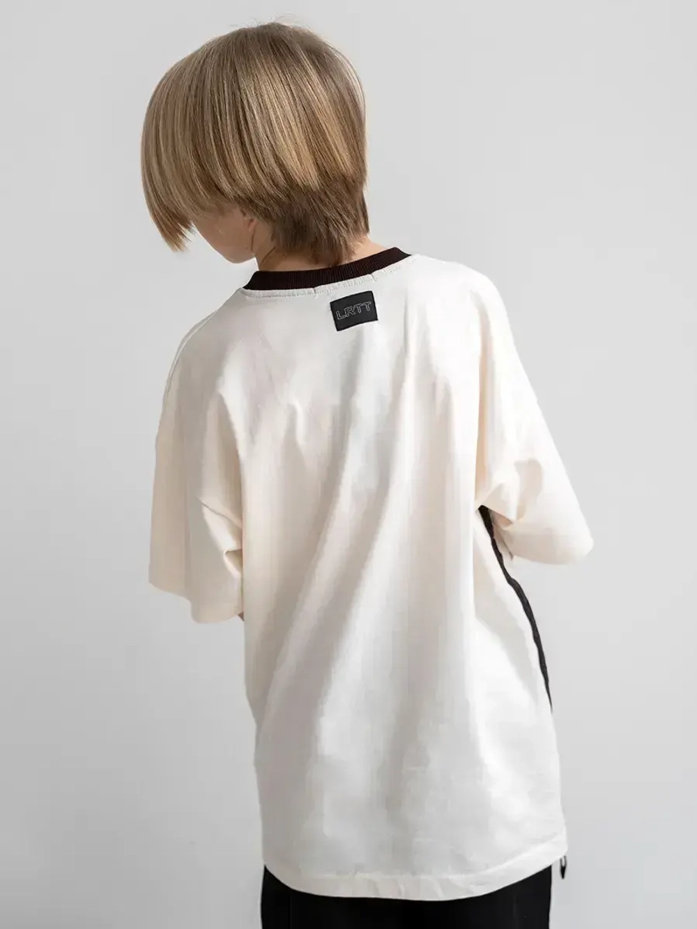 Белая футболка для мальчика в школу