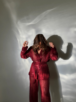 Костюм в пайетку бордо