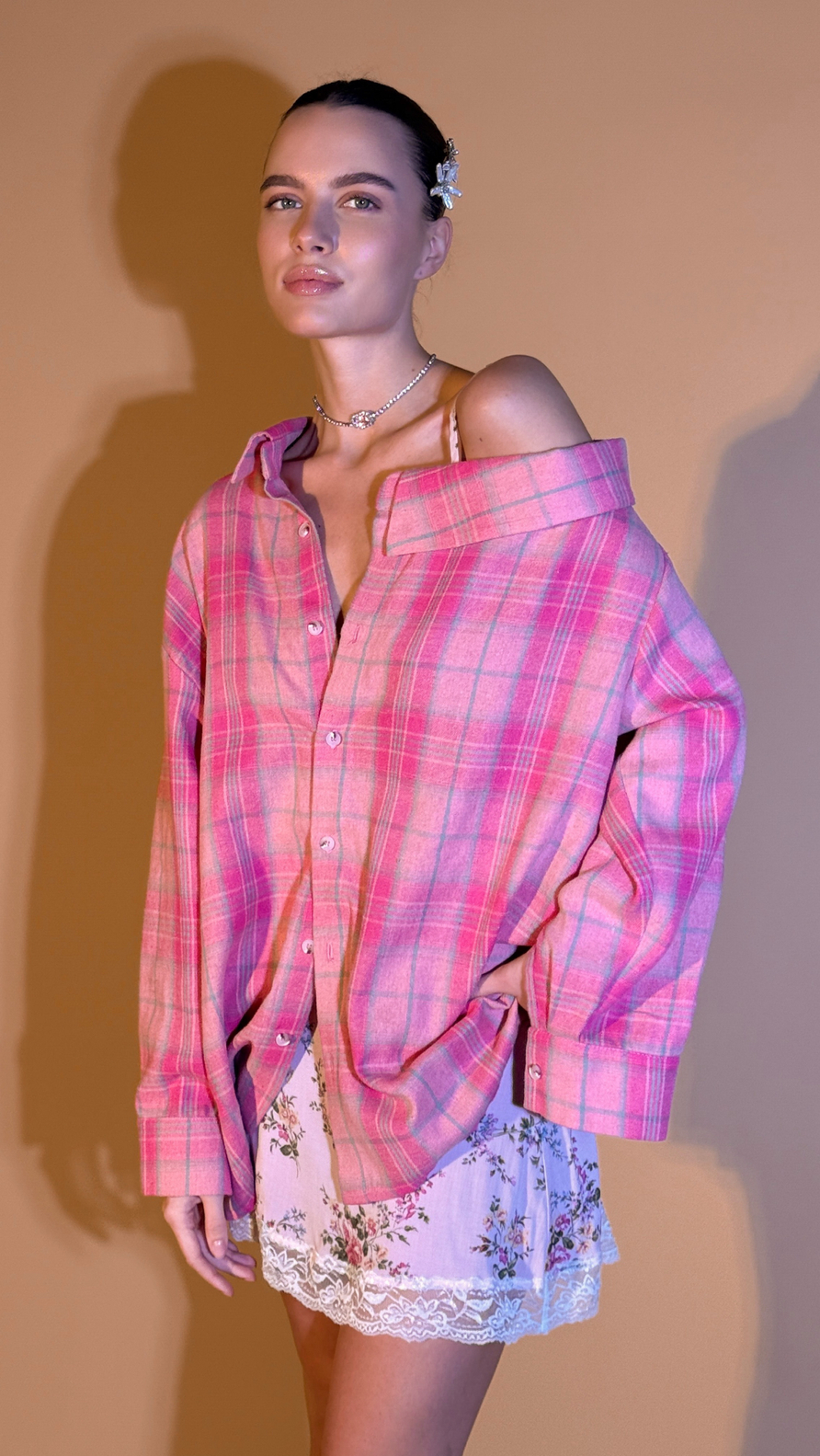 Рубашка в клетку оттенок малиновый сорбет осень 2025
