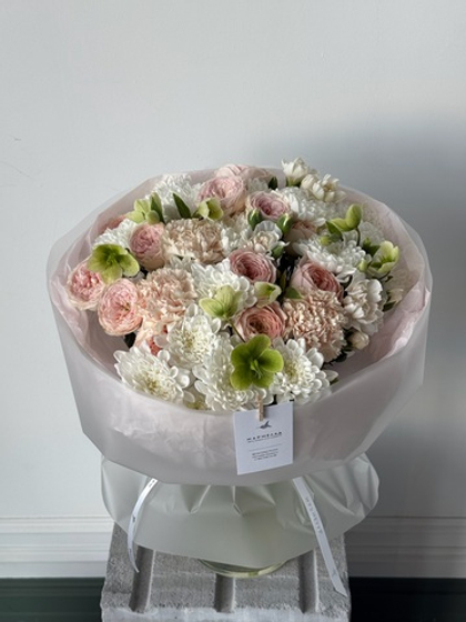 Букет из хризантемы, диантусов, ранункулюсов, хелеборуса и кустовых пионовидных роз