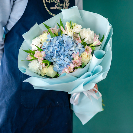 Сборный букет с голубой гортензией